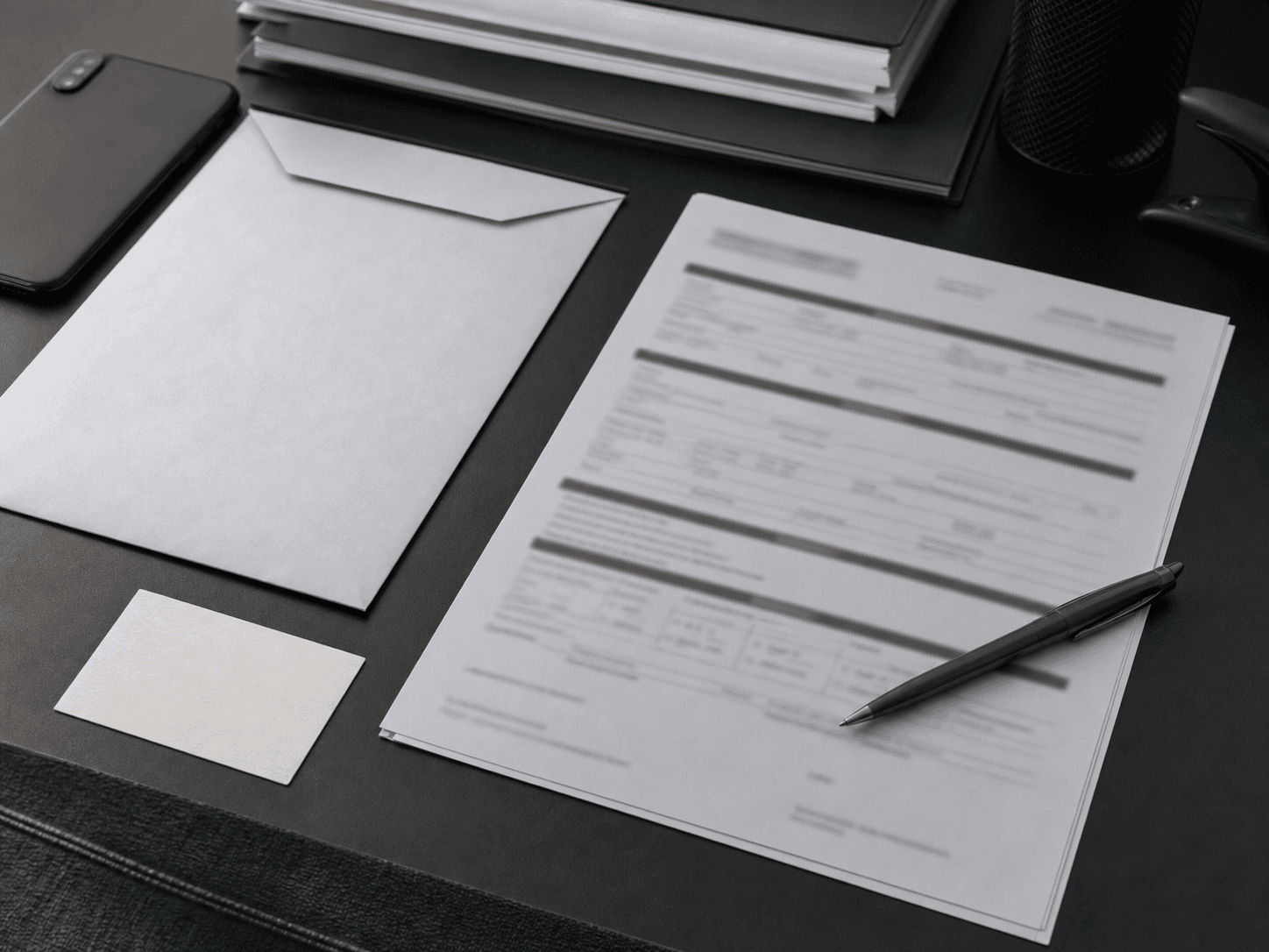 Ordem de serviço, envelope e materiais de escritório organizados